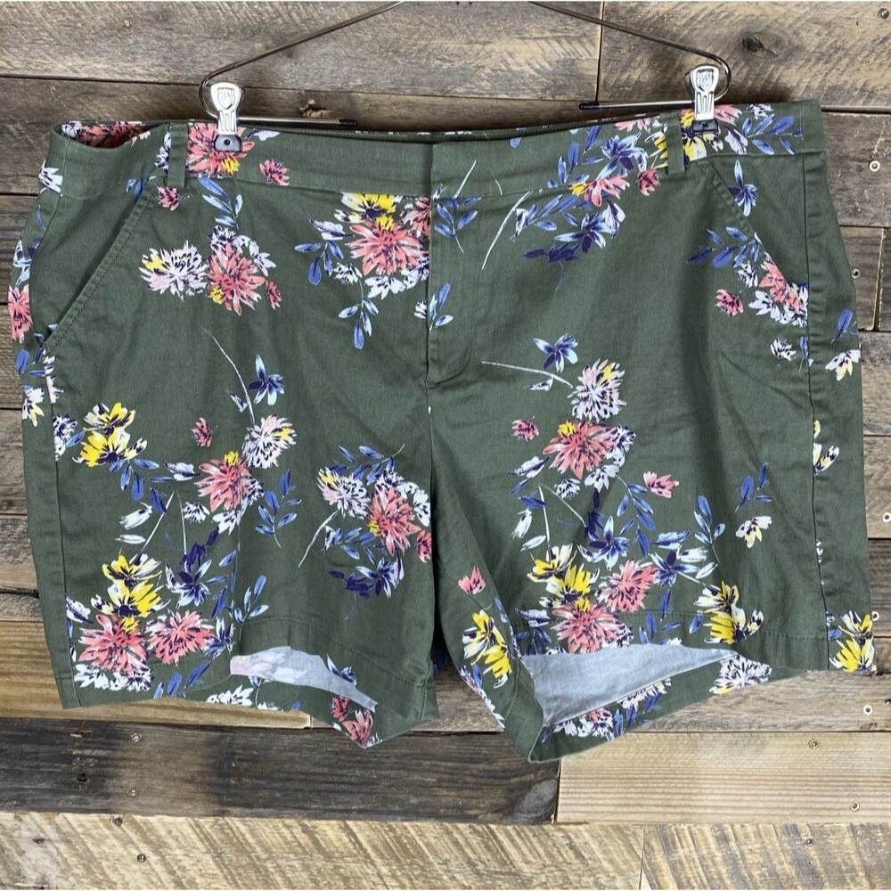 a.n.a. Women's Plus Sz 22W Green Floral Twill Stretchy Shorts